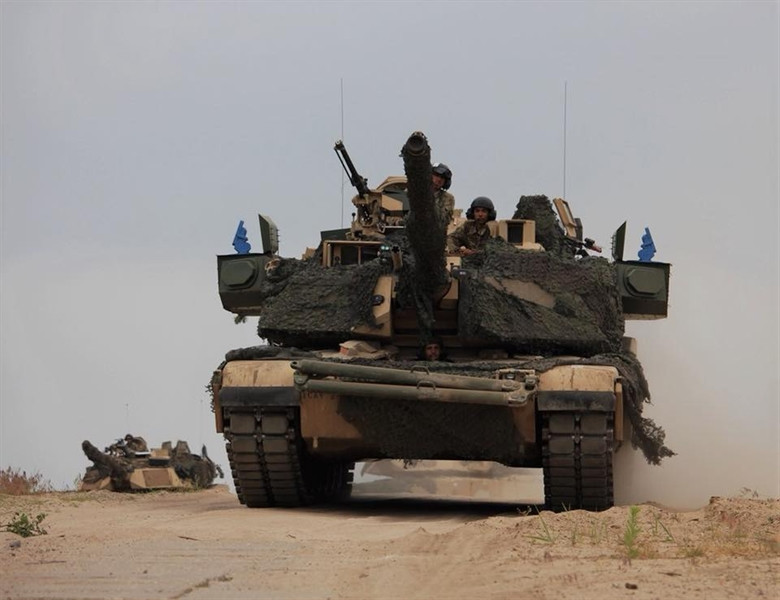 Lực lượng tăng thiết giáp Mỹ tin rằng, một khi được tích hợp hệ thống Trophy-A, những cỗ tăng Abrams sẽ bất bại trước những cuộc tấn công bằng tên lửa chống tăng từ các đối thủ. Tuy nhiên, nguồn tin công nghiệp quốc phòng Nga đã gây bất ngờ khi chỉ ra 2 loại tên lửa có thể xuyên thủng được hệ thống APS trên xe tăng Mỹ và Israel.