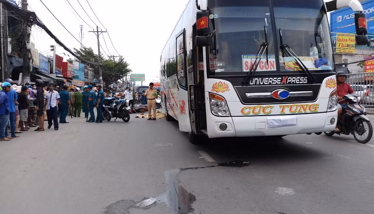 Điều đáng nói là sau khi gây ra tai nạn, người của nhà xe Cúc Tùng chỉ lo tìm cách đối phó, dùng giấy che biển số xe bỏ mặc tình trạng giao thông qua khu vực hỗn loạn.