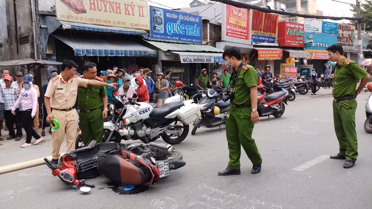 Đến chiều nay (2/4), các đơn vị nghiệp vụ thuộc Đội CSGT, Cảnh sát điều tra Tổng hợp Công an quận Thủ Đức, TP HCM vẫn đang tiến hành khám nghiệm hiện trường, làm rõ nguyên nhân vụ TNGT nghiêm trọng giữa xe Cúc Tùng với xe máy làm một phụ nữ tử vong trên QL13.
