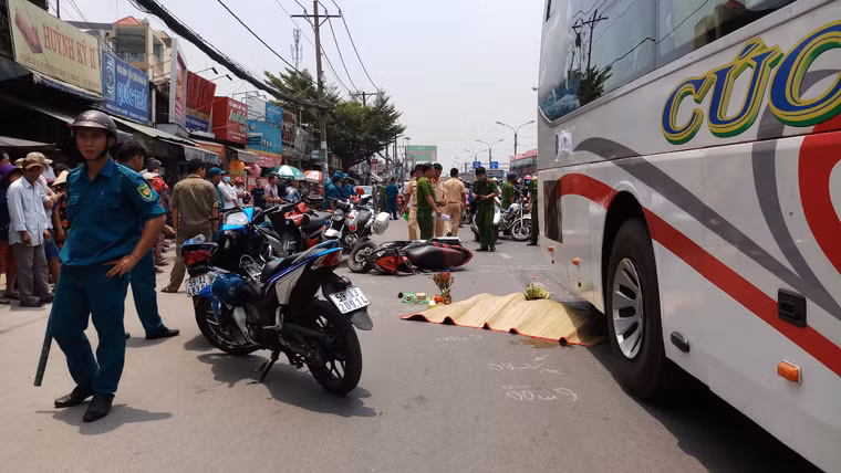 Hiện trường vụ tai nạn chết người trên QL13 trưa 2/4.