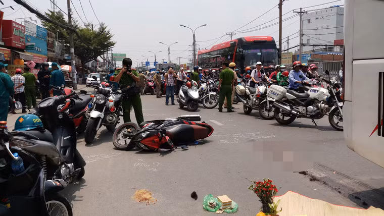 Vụ va chạm làm cho người phụ nữ ngã xuống đường bị bánh xe khách cán tử vong tại chỗ.