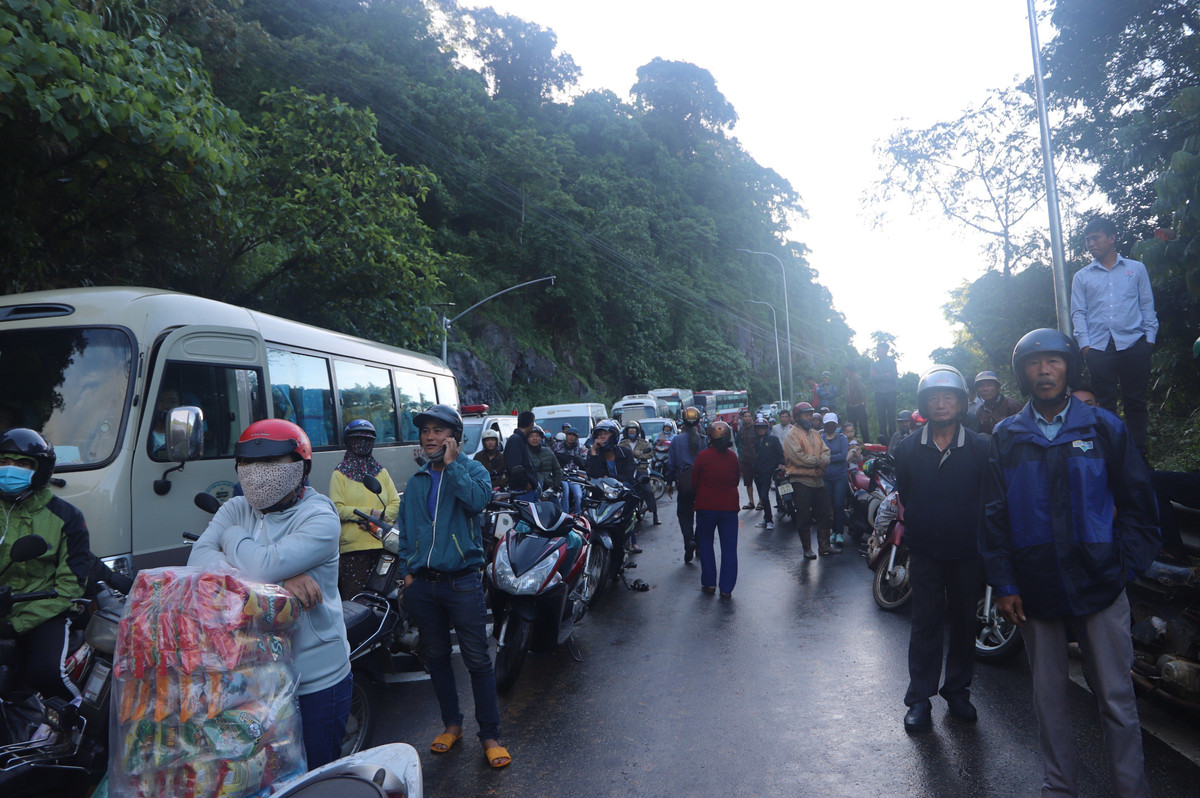 Người dân bị mắc kẹt do sạt lở.