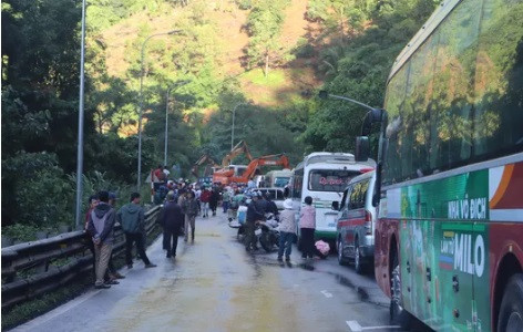 Các phương tiện tắc dài.