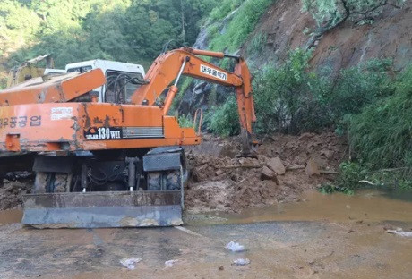 Đến hơn 8h, trao đổi với PV, ông Đặng Văn Chinh, Chủ tịch UBND thị trấn Đạ M’ri (huyện Đạ Huoai) cho biết, lực lượng chức năng vẫn đang nỗ lực giải phóng hết số đất đá còn lại ở hiện trường và các phương tiện cơ bản đã có thể lưu thông được. (Ảnh NLĐ)