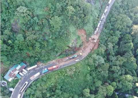 Các hãng xe lớn chuyên chạy tuyến TP.HCM - Đà Lạt và chiều ngược lại phải ra thông báo sự cố sạt lở đèo sẽ dẫn đến chậm trễ chuyến, giờ xuất phát và nơi đến, ảnh hưởng tới quyền lợi của hành khách. (Ảnh NLĐ)