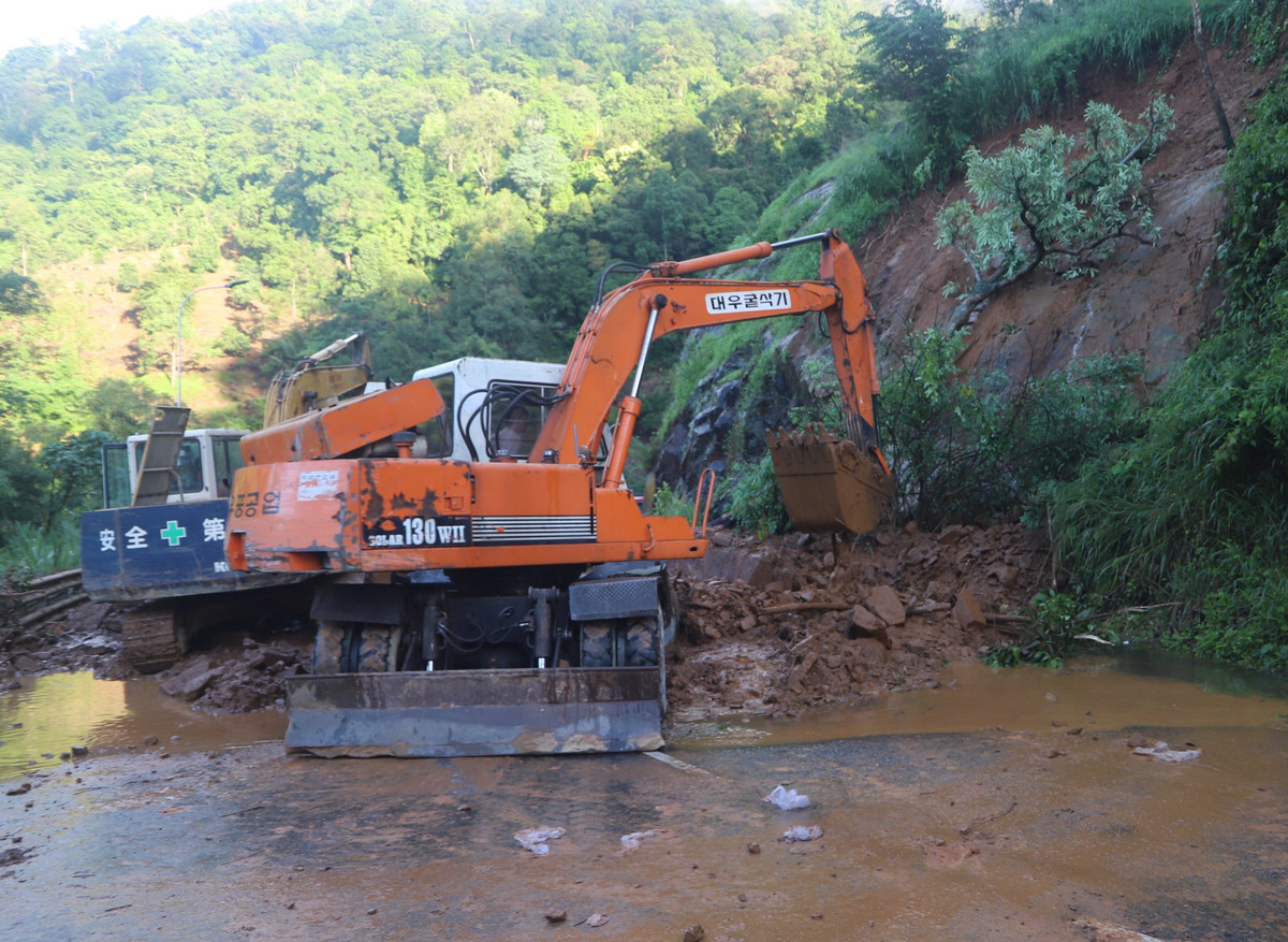 Các phương tiện tích cực làm việc để khai thông đường.