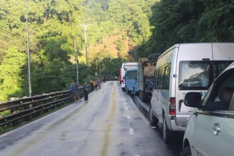 Lực lượng CSGT đã có mặt điều tiết, phân luồng giao thông qua khu vực.