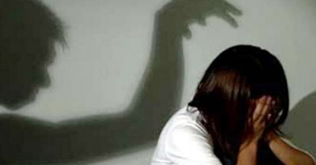 Ru be gai 7 tuoi di mua banh roi gio tro cuong hiep