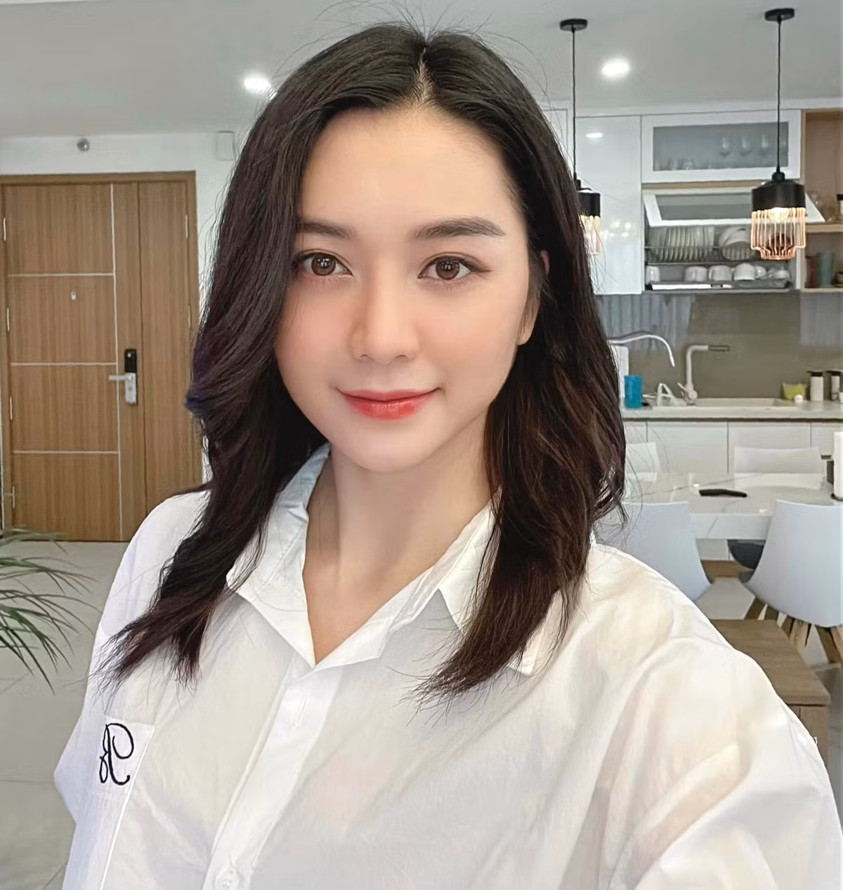 Được biết gia đình Thiều Bảo Trâm có bốn chị em sở hữu body và nhan sắc nổi bật cùng gu thời trang sành điệu.