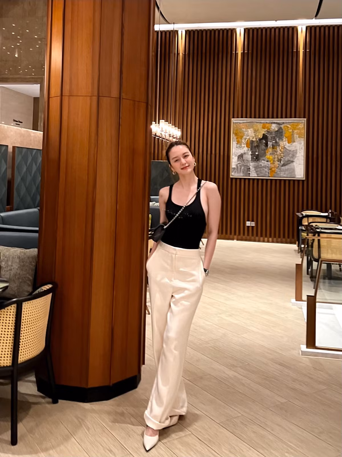 Đính kèm loạt hình ảnh táo bạo, người đẹp còn đính kèm dòng trạng thái: "Lạc vào đồng cỏ xanh".