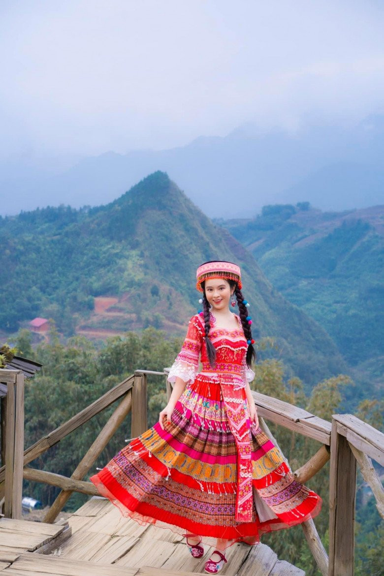 Mới đây Ái Phi đã làm "dậy sóng" cộng đồng mạng với bộ ảnh diện trang phục thổ cẩm đi du lịch đẹp như nữ thần.