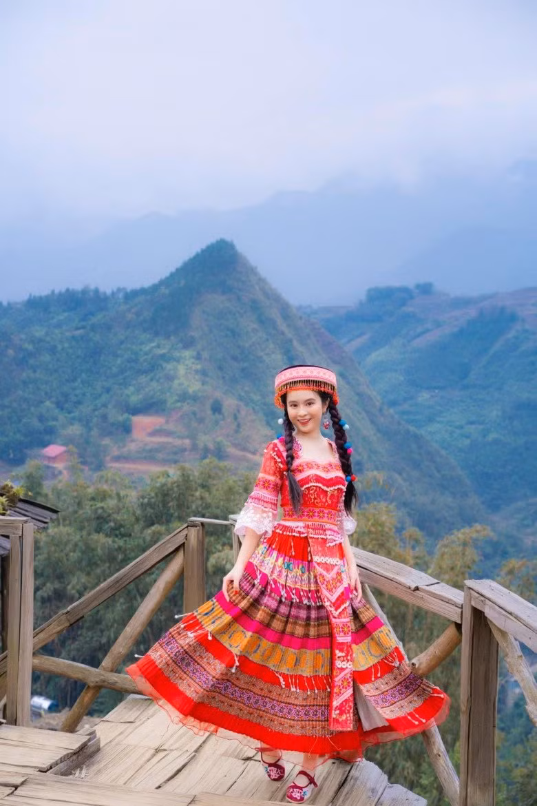 Mới đây Ái Phi đã làm "dậy sóng" cộng đồng mạng với bộ ảnh diện trang phục thổ cẩm đi du lịch đẹp như nữ thần.