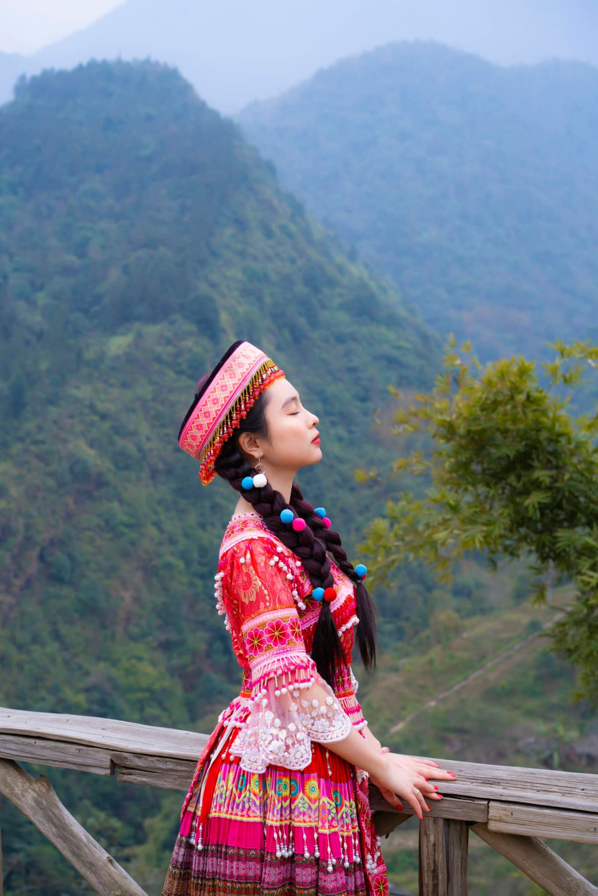 Chẳng ăn mặc theo kiểu hiện đại hay hở hang khoe da thịt, Ái Phi vẫn chiếm trọn sự yêu mến của công chúng.