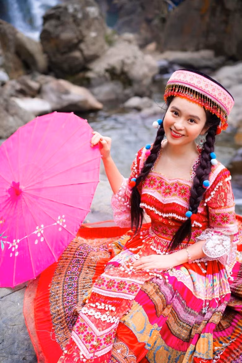 Cộng hưởng cùng nhan sắc xinh đẹp, những bức ảnh của hot girl làm ai cũng xuýt xoa vì đẹp như tranh vẽ.