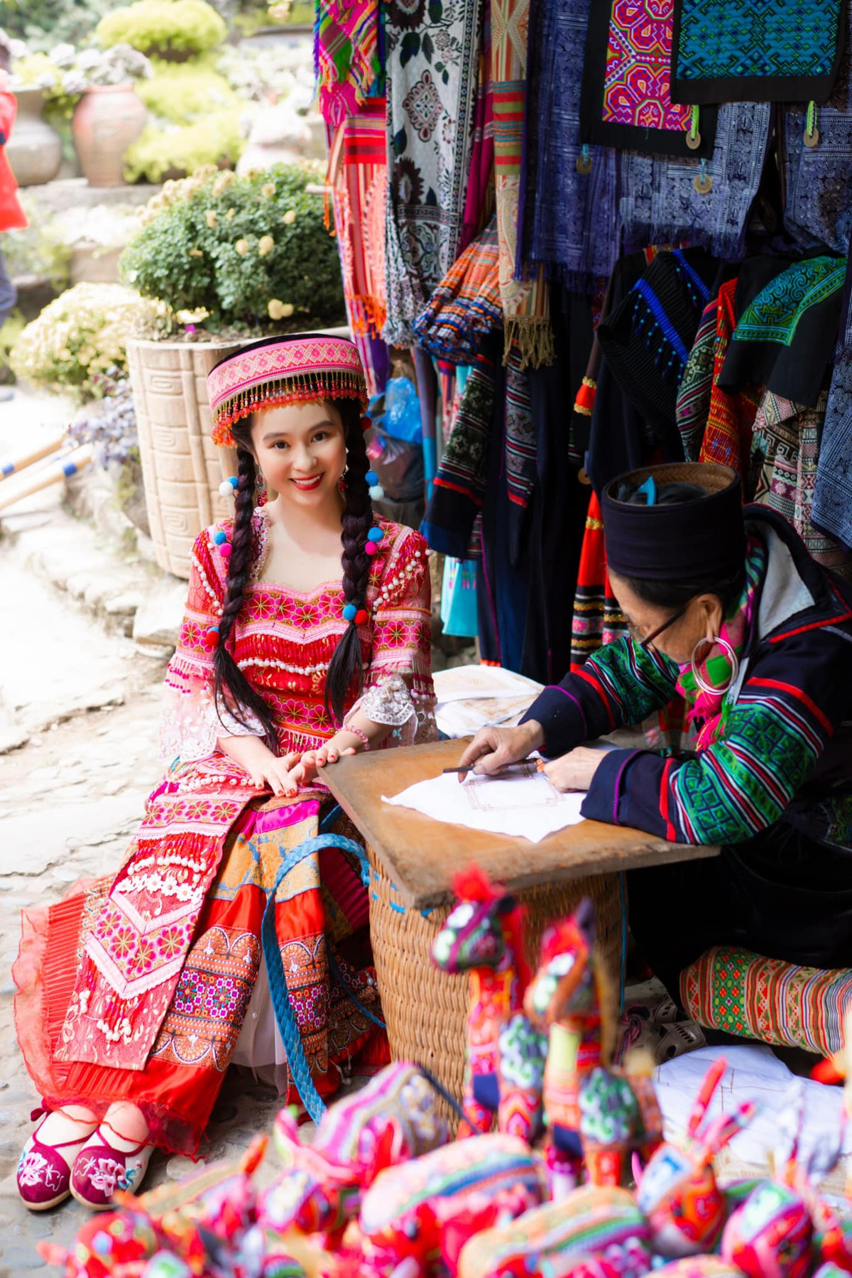 Bộ cánh truyền thống của người dân tộc ở khu vực miền núi giúp cô nàng hoàn thiện hình ảnh hệt nữ thần Tây Bắc.