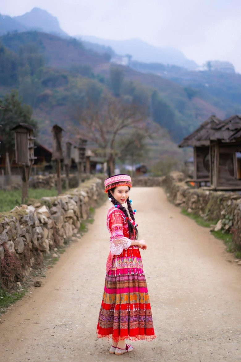 Chẳng ăn mặc sành điệu, "bản sao Lưu Diệc Phi" chọn cho mình bộ trang phục dân tộc mang sắc hồng rực chủ đạo.