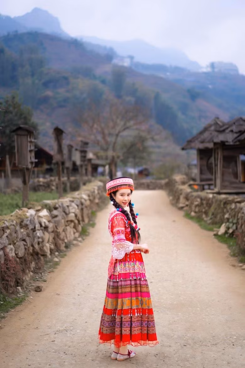 Chẳng ăn mặc sành điệu, "bản sao Lưu Diệc Phi" chọn cho mình bộ trang phục dân tộc mang sắc hồng rực chủ đạo.