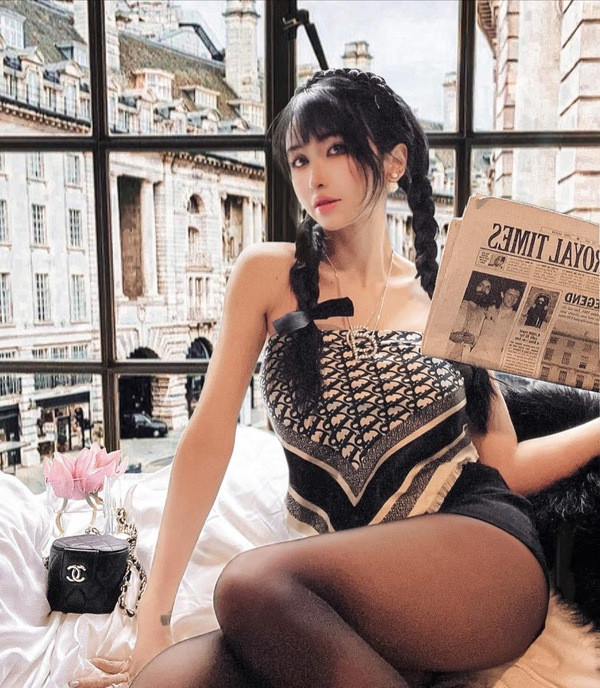 Người đẹp sinh năm 1989 thường ưu tiên những bộ trang phục đắt tiền tôn được vóc dáng thon gọn cùng làn da trắng như bông bưởi.