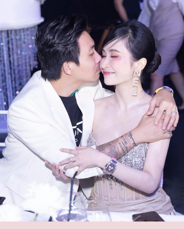 Dù không hoạt động trong giới giải trí, song độ hot của vợ chồng Minh Nhựa không thua kém bất cứ người nổi tiếng nào. Họ gây chú ý bởi lối sống xa hoa và thời thượng.