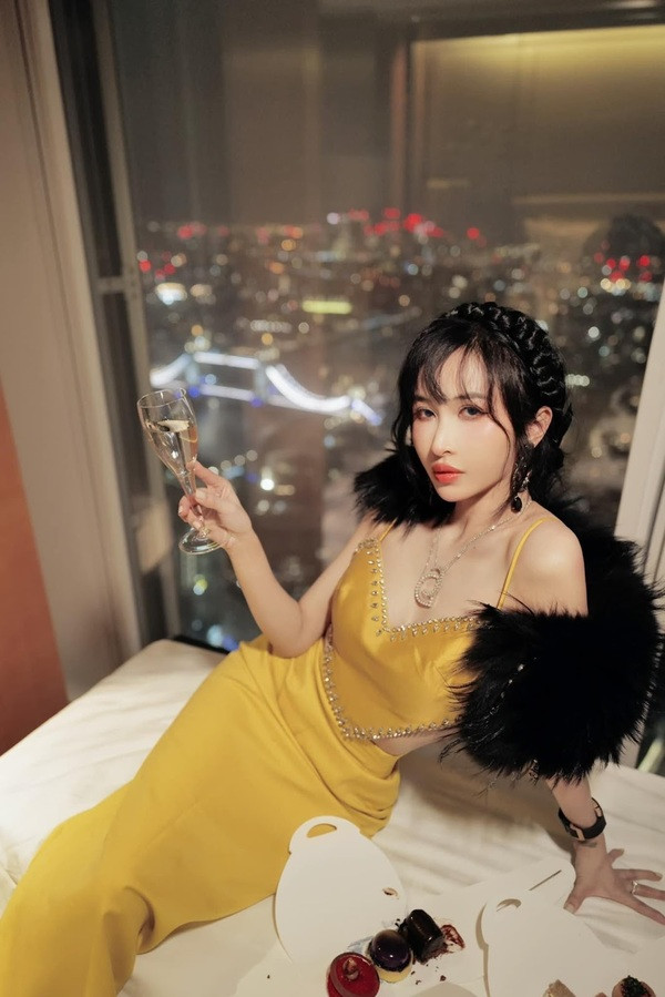 Vợ đại gia luôn rất biết cách làm bản thân trẻ trung và xinh đẹp.