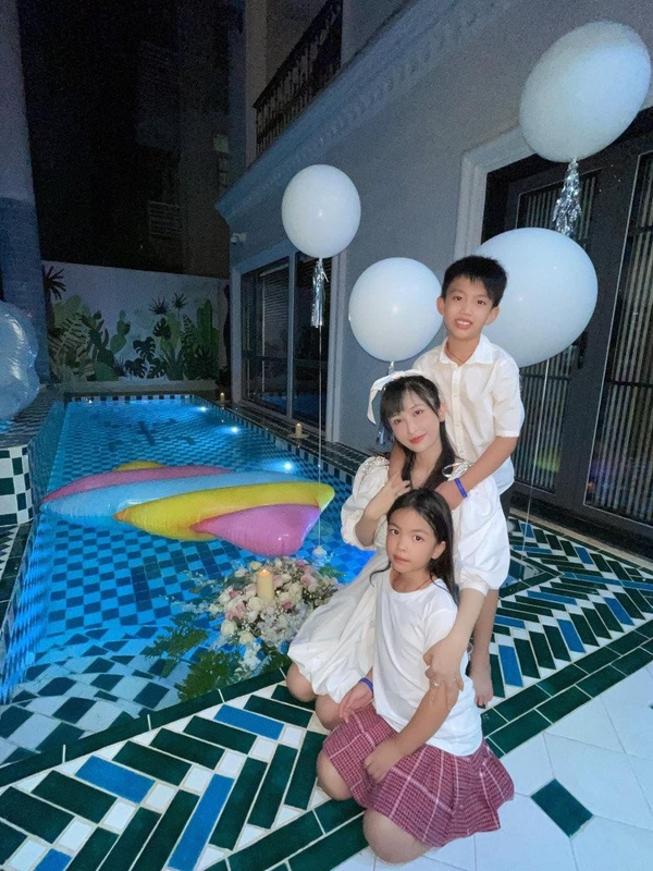 Vợ đại gia Minh Nhựa hiện tại vốn xuất thân là một hot girl có tiếng tại Sài Thành với sở thích sưu tầm hàng hiệu. Cô nàng nhanh chóng đổi đời hơn hẳn từ sau khi kết hôn với vị đại gia ngành nhựa vào năm 2011.