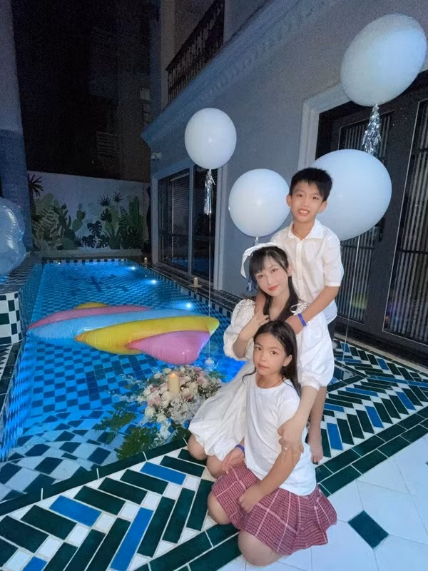 Vợ đại gia Minh Nhựa hiện tại vốn xuất thân là một hot girl có tiếng tại Sài Thành với sở thích sưu tầm hàng hiệu. Cô nàng nhanh chóng đổi đời hơn hẳn từ sau khi kết hôn với vị đại gia ngành nhựa vào năm 2011.