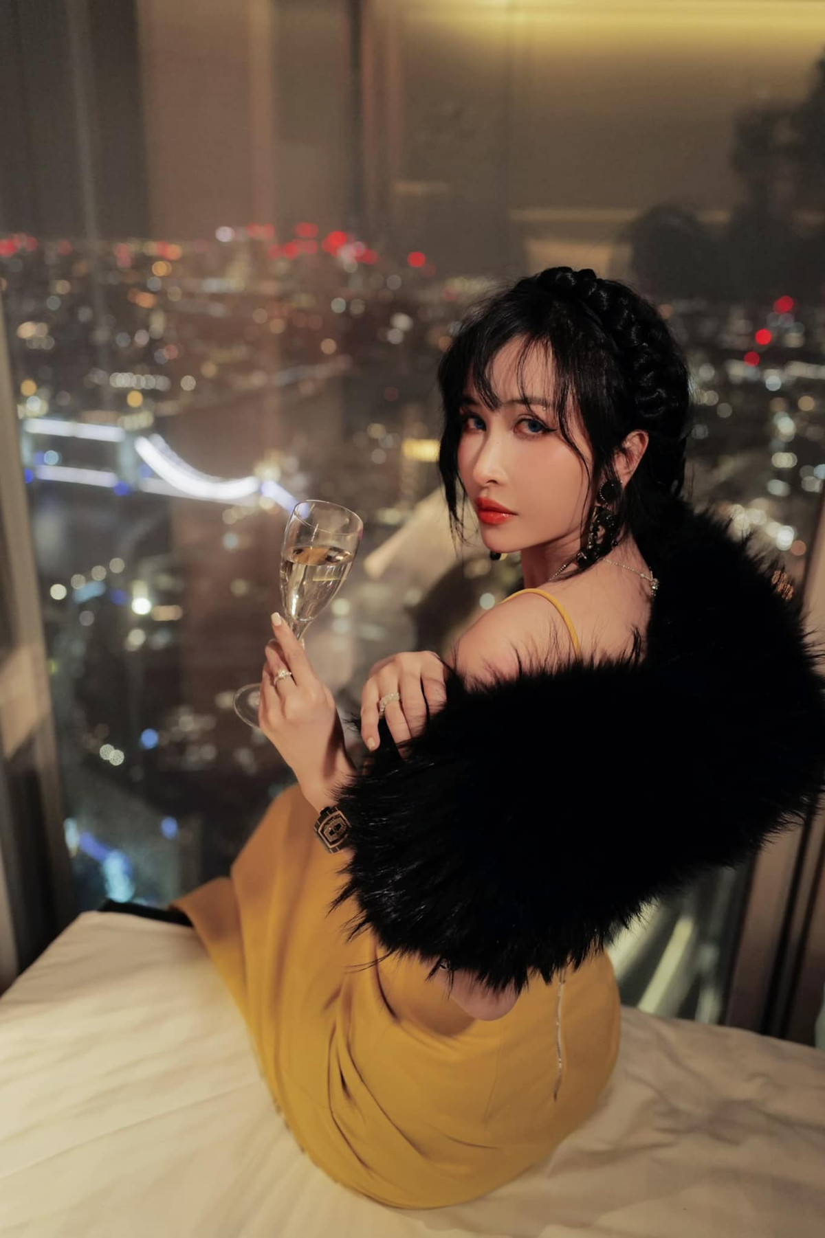 Mina Phạm còn được biết đến với thú chơi hàng hiệu, đi du lịch tại những nơi sang chảnh. Ảnh: FBNV