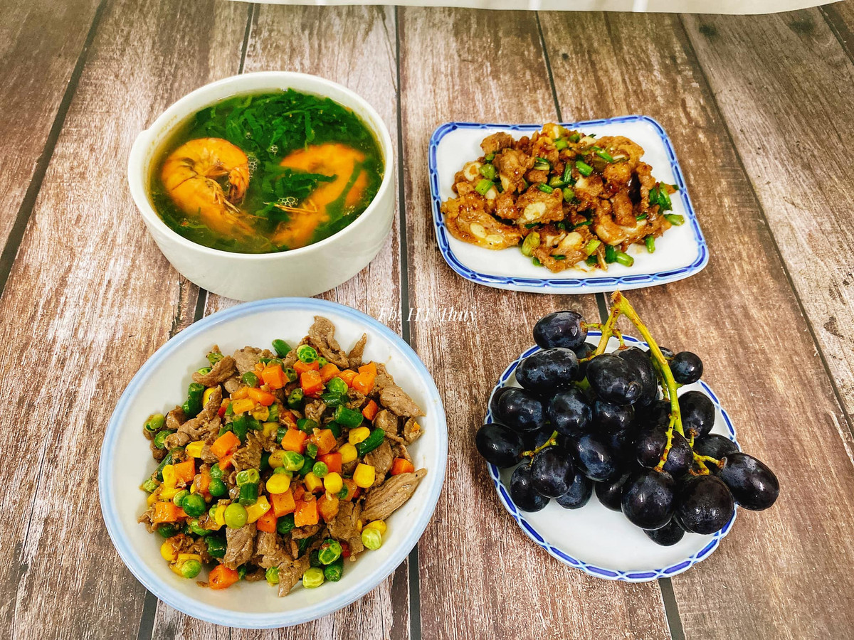 Thường sẽ có 1 món canh, 1 món mặn, thêm rau củ luộc và đồ ăn kèm để mâm cơm thêm phong phú và bắt mắt. Ảnh: HT Thủy