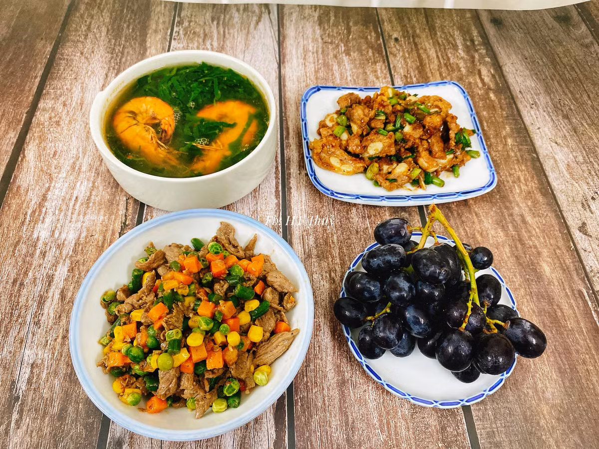 Thường sẽ có 1 món canh, 1 món mặn, thêm rau củ luộc và đồ ăn kèm để mâm cơm thêm phong phú và bắt mắt. Ảnh: HT Thủy