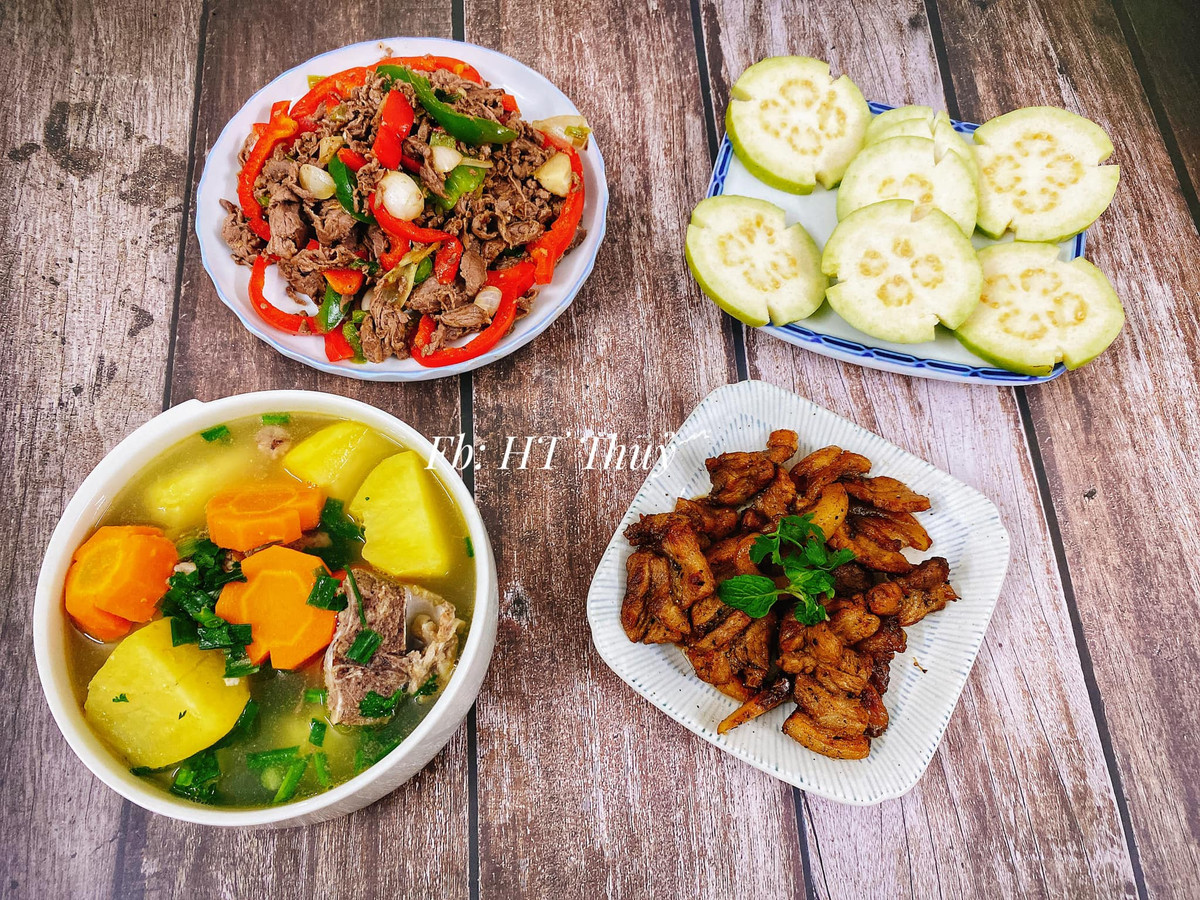 Vẫn những món ăn quen thuộc nhưng vì biết cách bày biện nên loạt mâm cơm nhà nấu của Thủy hấp dẫn hơn hẳn.