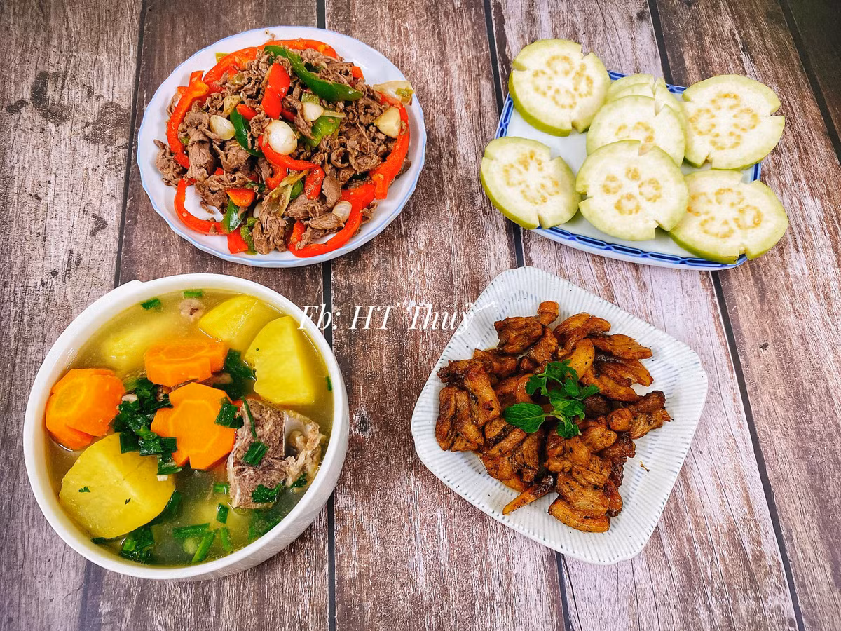 Vẫn những món ăn quen thuộc nhưng vì biết cách bày biện nên loạt mâm cơm nhà nấu của Thủy hấp dẫn hơn hẳn.