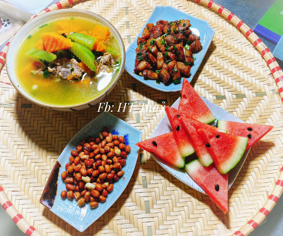 Xem những mâm cơm của cô gái Hải Dương, nhiều người còn khẳng định: "Nấu ăn không khó... tập tành dần rồi sẽ quen".