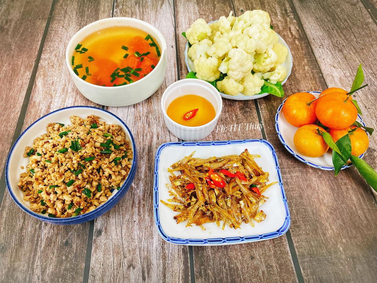 Cô luôn cố gắng cân bằng đủ các nhóm chất trong cùng 1 bữa ăn: tinh bột, đạm, chất xơ.