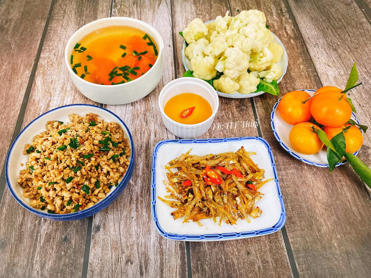 Cô luôn cố gắng cân bằng đủ các nhóm chất trong cùng 1 bữa ăn: tinh bột, đạm, chất xơ.