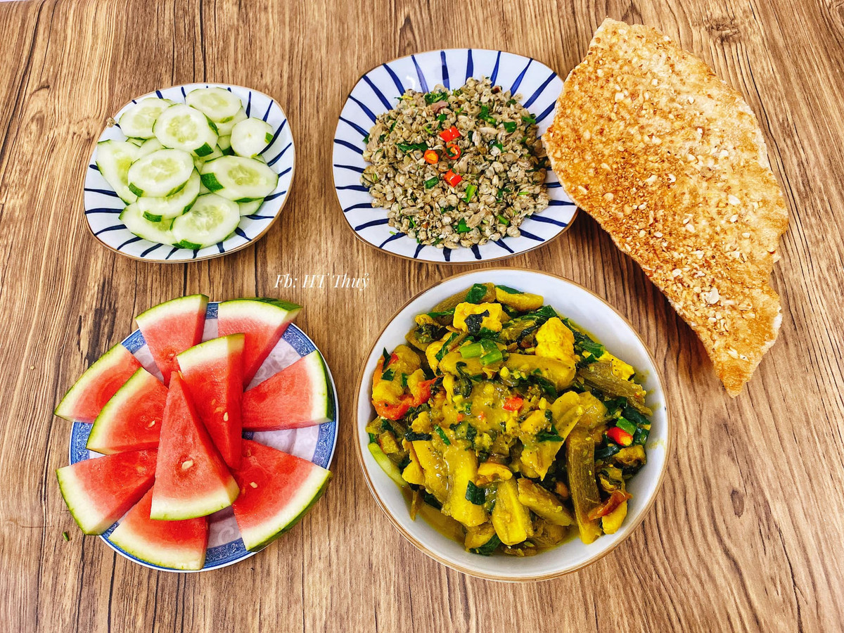 Hiện tại, mỗi mâm cơm nhà chị Thủy nấu ăn cho gia đình nhỏ 3 người của mình. Do nấu nhiều quen tay, sắp xếp mọi việc đều có kế hoạch nên mỗi bữa chị chỉ mất 30-50 phút là xong.