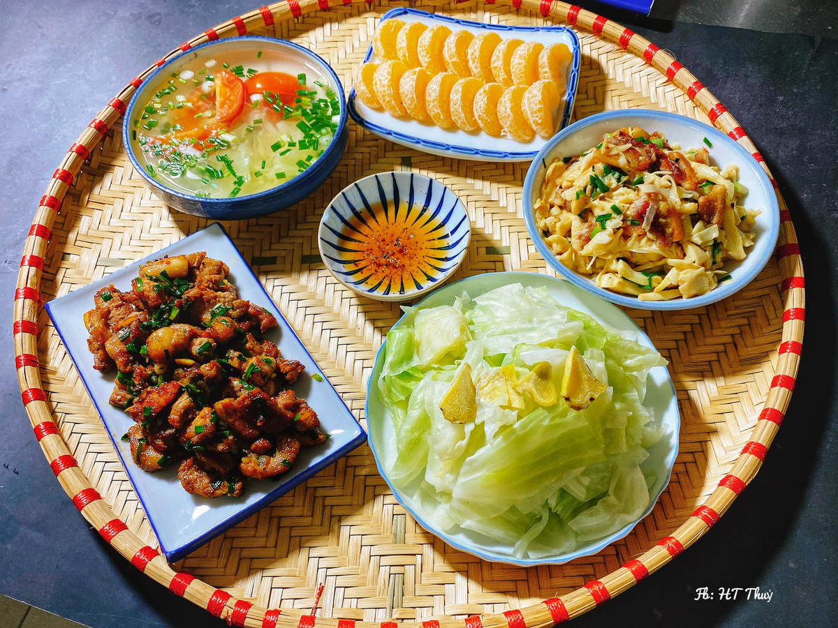 Những mâm cơm khiến cư dân mạng trầm trồ bởi không chỉ đẹp mắt, đủ chất mà còn phù hợp với kinh tế, không quá đắt đỏ.