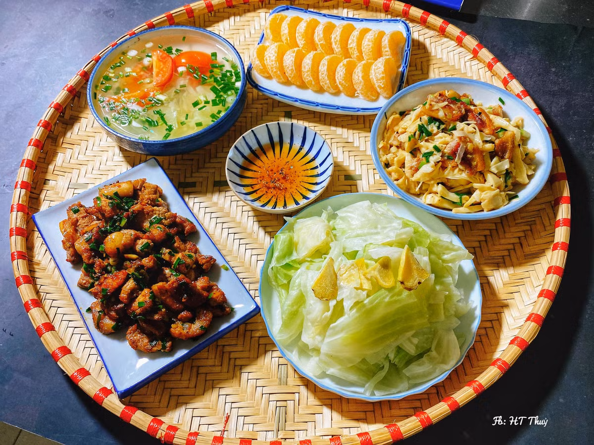 Những mâm cơm khiến cư dân mạng trầm trồ bởi không chỉ đẹp mắt, đủ chất mà còn phù hợp với kinh tế, không quá đắt đỏ.