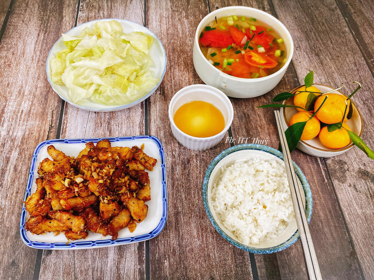 Theo chia sẻ của cô, việc thực hiện mâm cơm nhà là sở thích của cô. Bản thân chị còn đam mê chụp lại những món bản thân nấu.