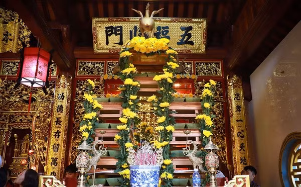 Mâm cúng Rằm tháng Giêng "gà bay" đã thành nét văn hóa riêng của người dân nơi đây.