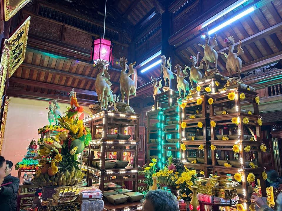 Có thể thấy, trong các mâm cỗ của các dòng họ ở huyện Lộc Hà (Hà Tĩnh), có hàng chục con gà được dâng cúng với nhiều dáng đứng độc lạ.