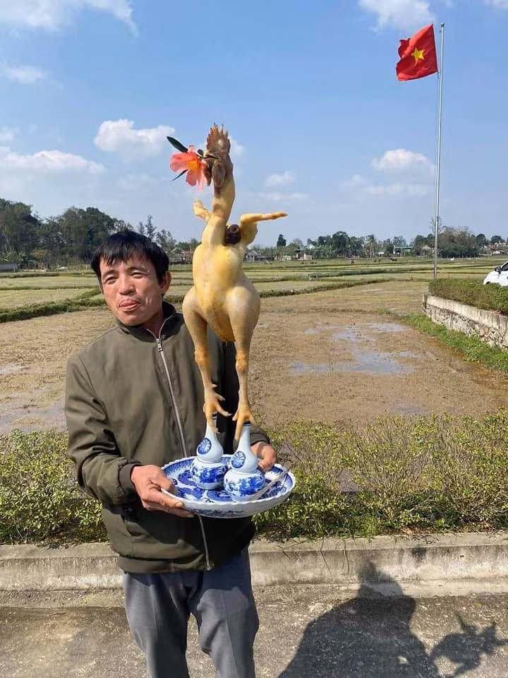 Mâm cúng Rằm tháng Giêng với dàn "phi đội gà bay" là điểm nhấn độc đáo và cũng là truyền thống của những dòng họ này.