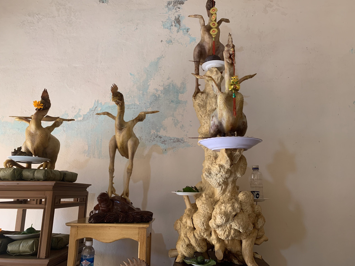 Thay vì làm theo kiểu truyền thống, người dân nơi đây thiết kế gà theo dáng thẳng đứng, vươn lên, 2 bên cánh dang ra như chuẩn bị bay.