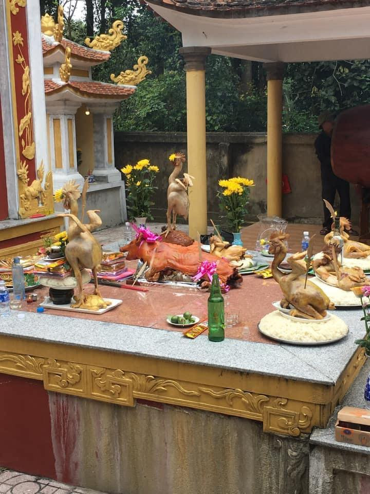 Những hình ảnh về mâm cỗ gà cúng với tư thế độc đáo thu hút đông đảo sự chú ý của dư luận.