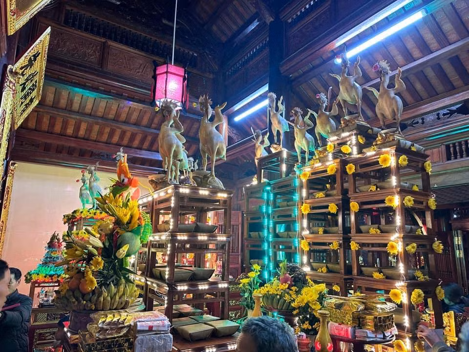 Có thể thấy, trong các mâm cỗ của các dòng họ ở huyện Lộc Hà (Hà Tĩnh), có hàng chục con gà được dâng cúng với nhiều dáng đứng độc lạ.