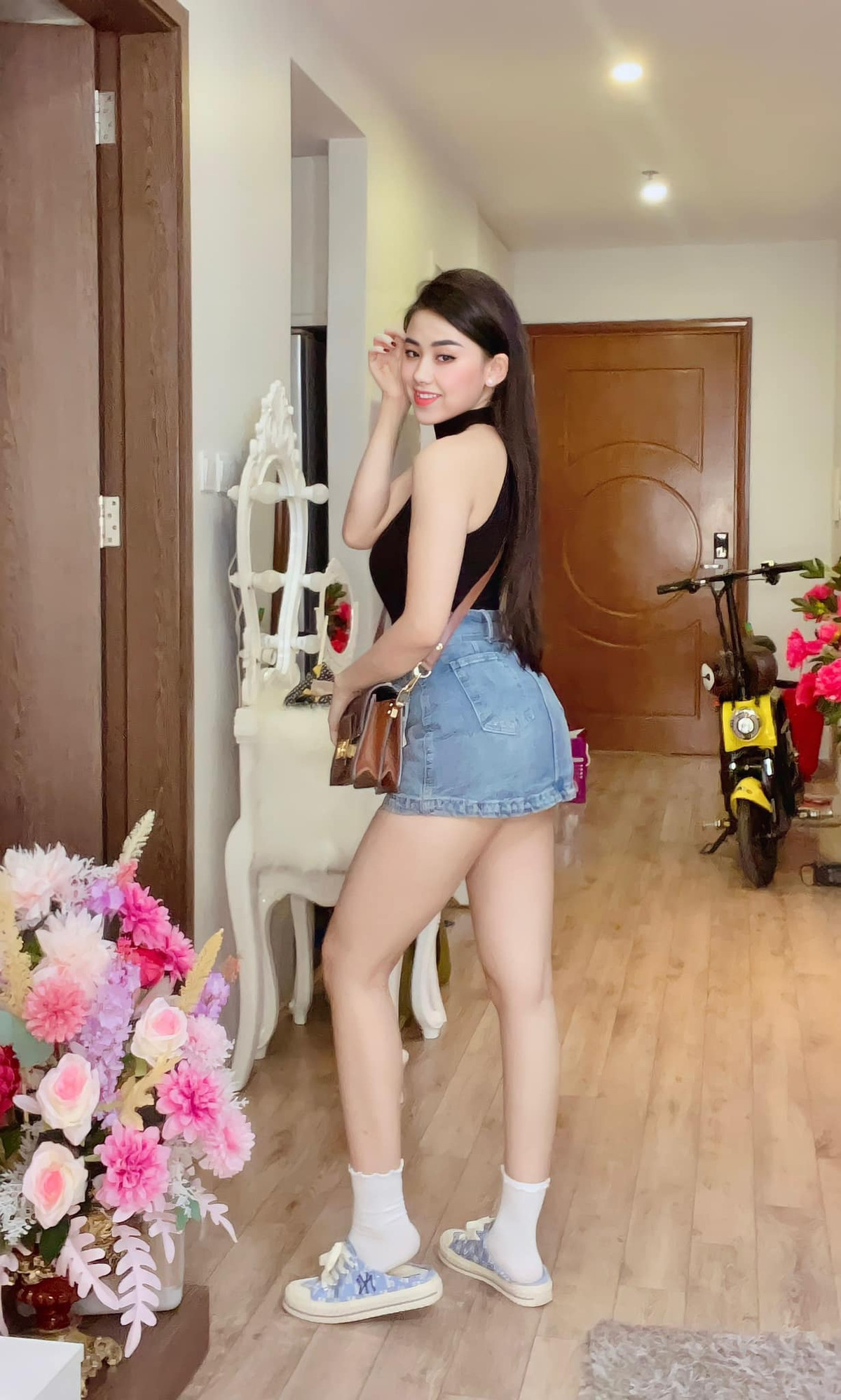 Nhờ ưu điểm hình thể mà cô nàng vốn chẳng ngại khoác lên mình những trang phục dáng ôm sát, những trang phục với thiết kế cut out táo bạo mà không kém phần tinh tế.