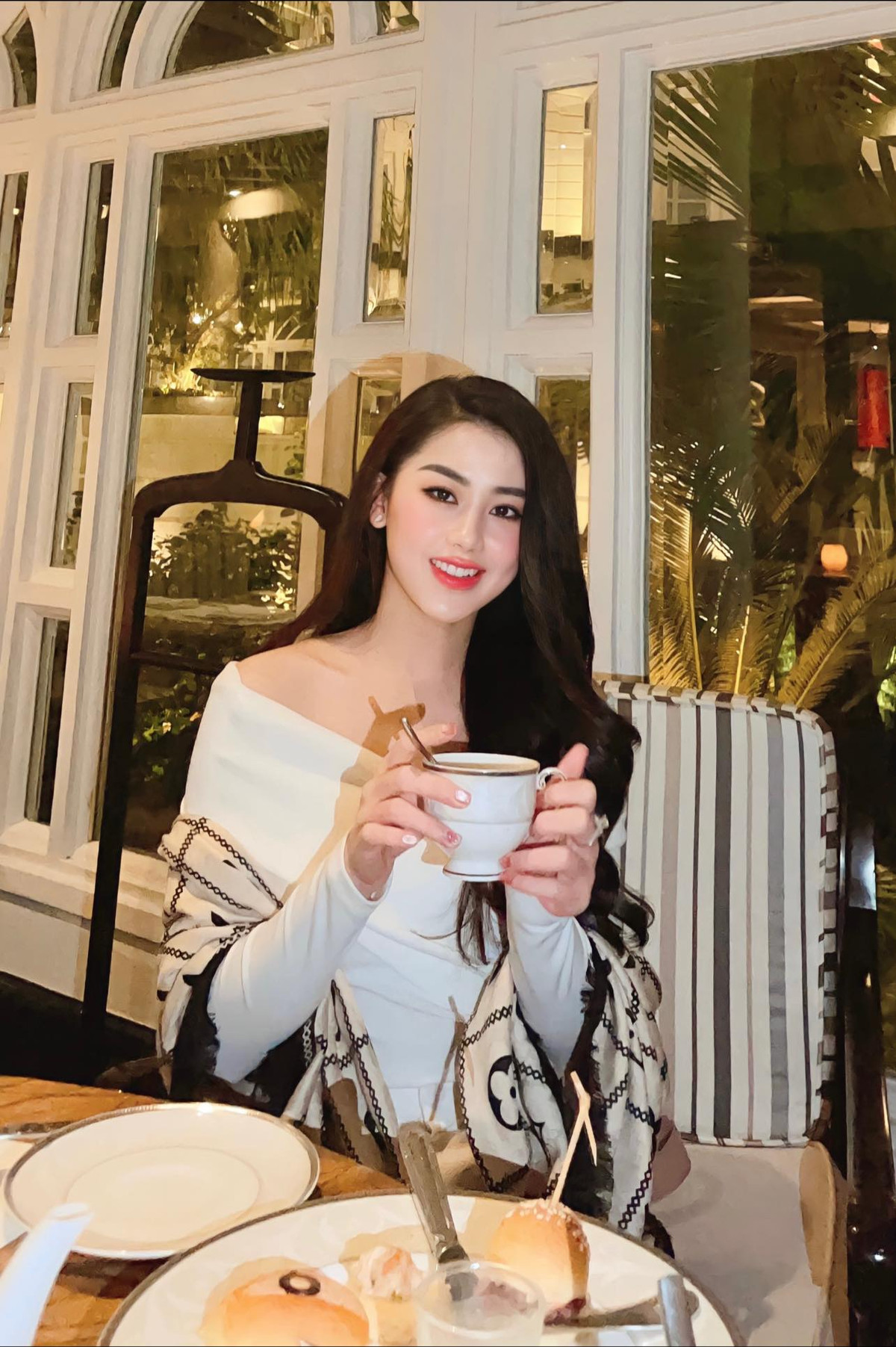 Khác hẳn với khoảnh khắc lên sóng, Đinh Ngọc Mai ở đời thường quyến rũ và táo bạo được nhận xét đỉnh nhất ở nhà đài.