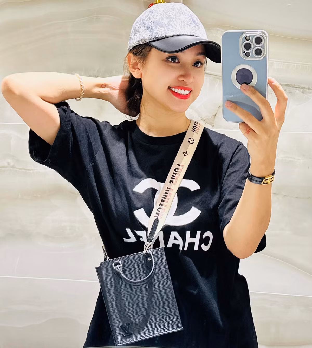 Tuy nhiên sau khi nữ MC chuyển cho bạn số tiền đó thì bạn mình đã lập tức block khiến cô vô cùng bàng hoàng.