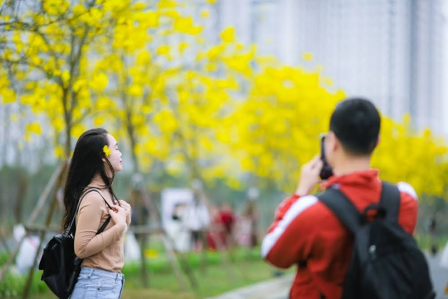 Những năm gần đây, con đường phủ ngợp hoa phong linh này đã trở thành địa điểm check in quen thuộc của các bạn trẻ và những người yêu thích hoa, thích chụp ảnh hoa phong linh.