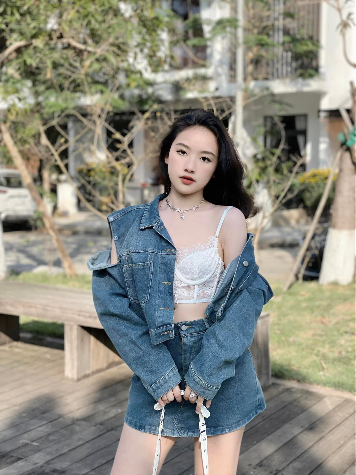 Người đẹp có phong cách giản dị, làn da trắng làm nên "thương hiệu riêng" của mình trong nhiều phong cách trang phục khác nhau.