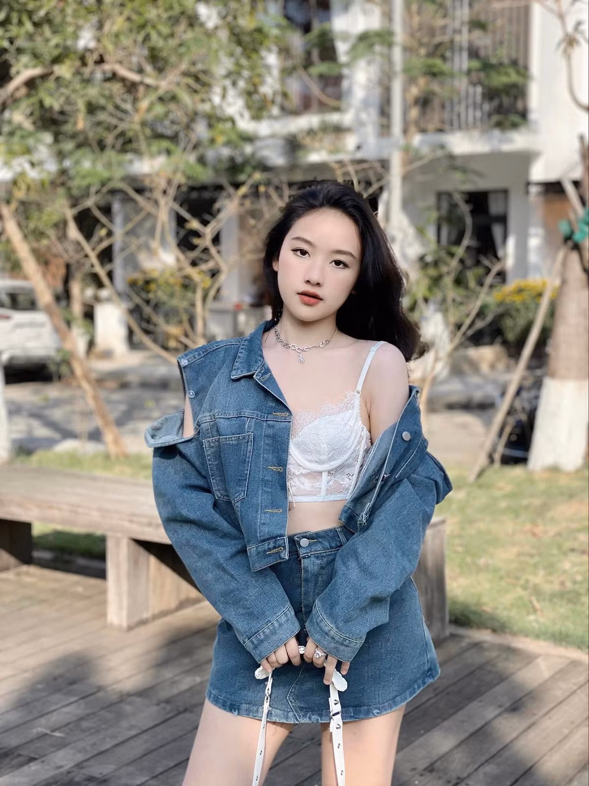 Người đẹp có phong cách giản dị, làn da trắng làm nên "thương hiệu riêng" của mình trong nhiều phong cách trang phục khác nhau.